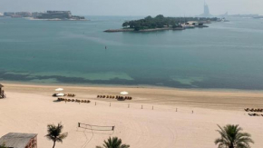 Al Dabas Beach Views, 3BD Sleeps 6, Beachfront Beach & Pool Access